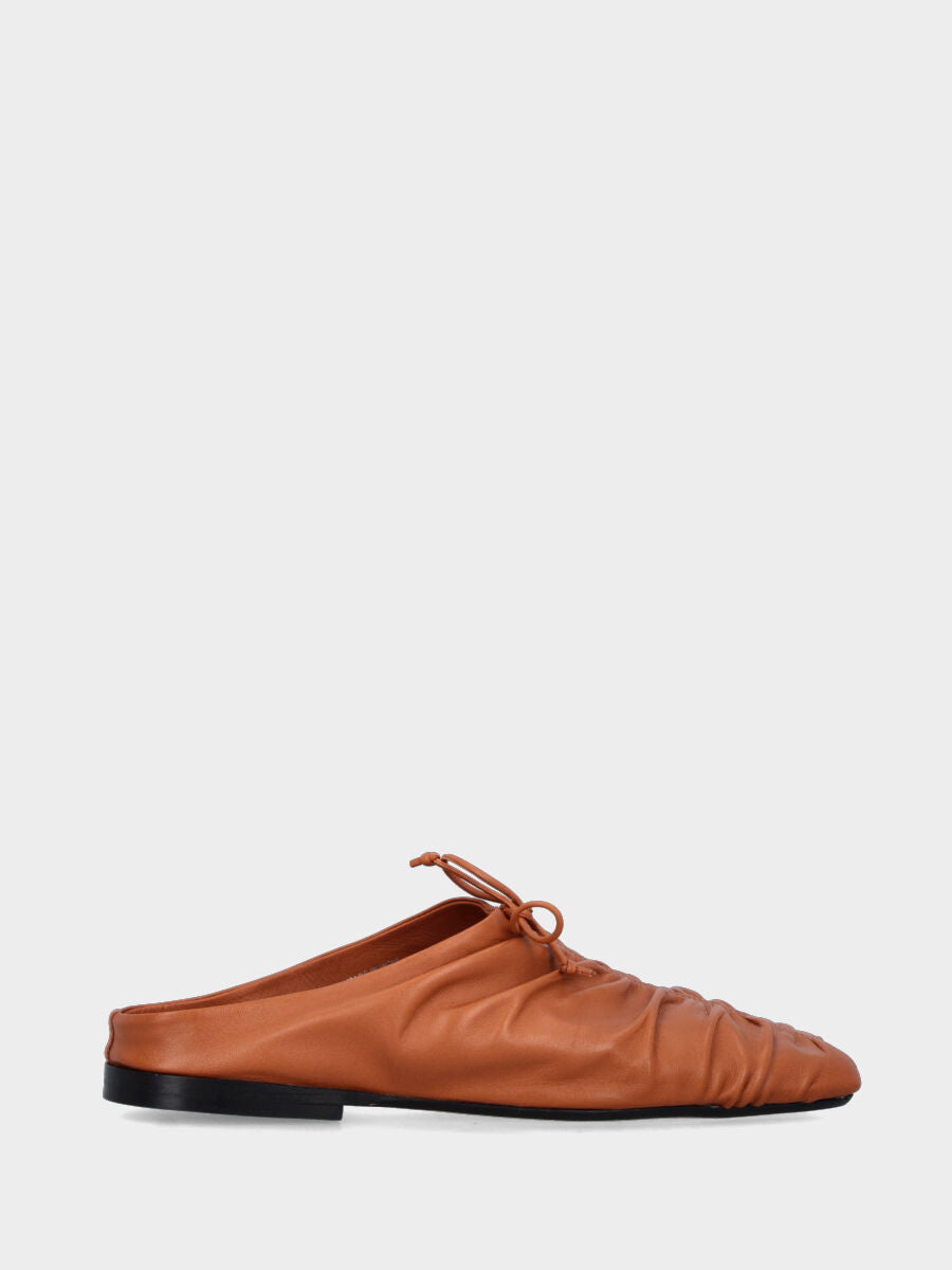 Sabot in nappa color cuoio con fiocchetto e tacco flat