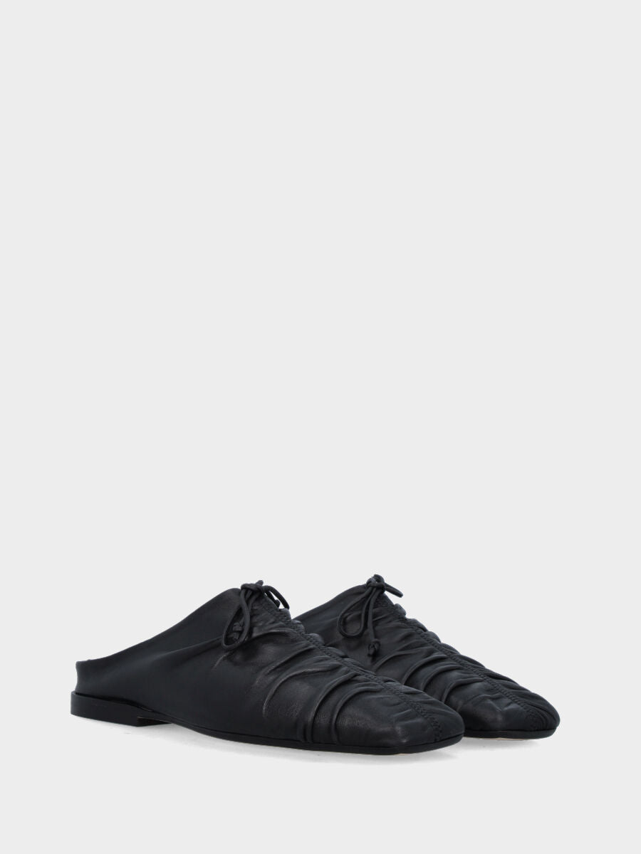 Sabot in nappa nera con fiocchetto e tacco flat