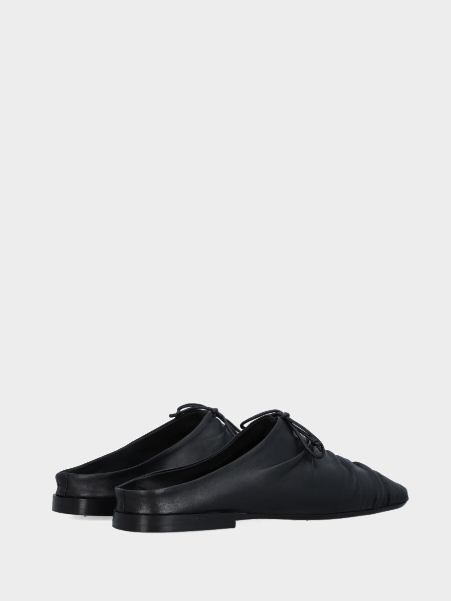 Sabot in nappa nera con fiocchetto e tacco flat