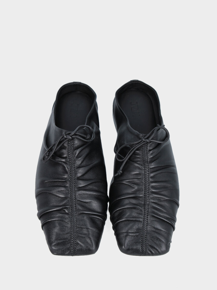 Sabot in nappa nera con fiocchetto e tacco flat