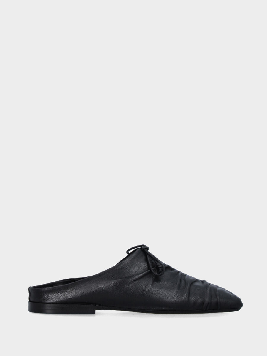 Sabot in nappa nera con fiocchetto e tacco flat