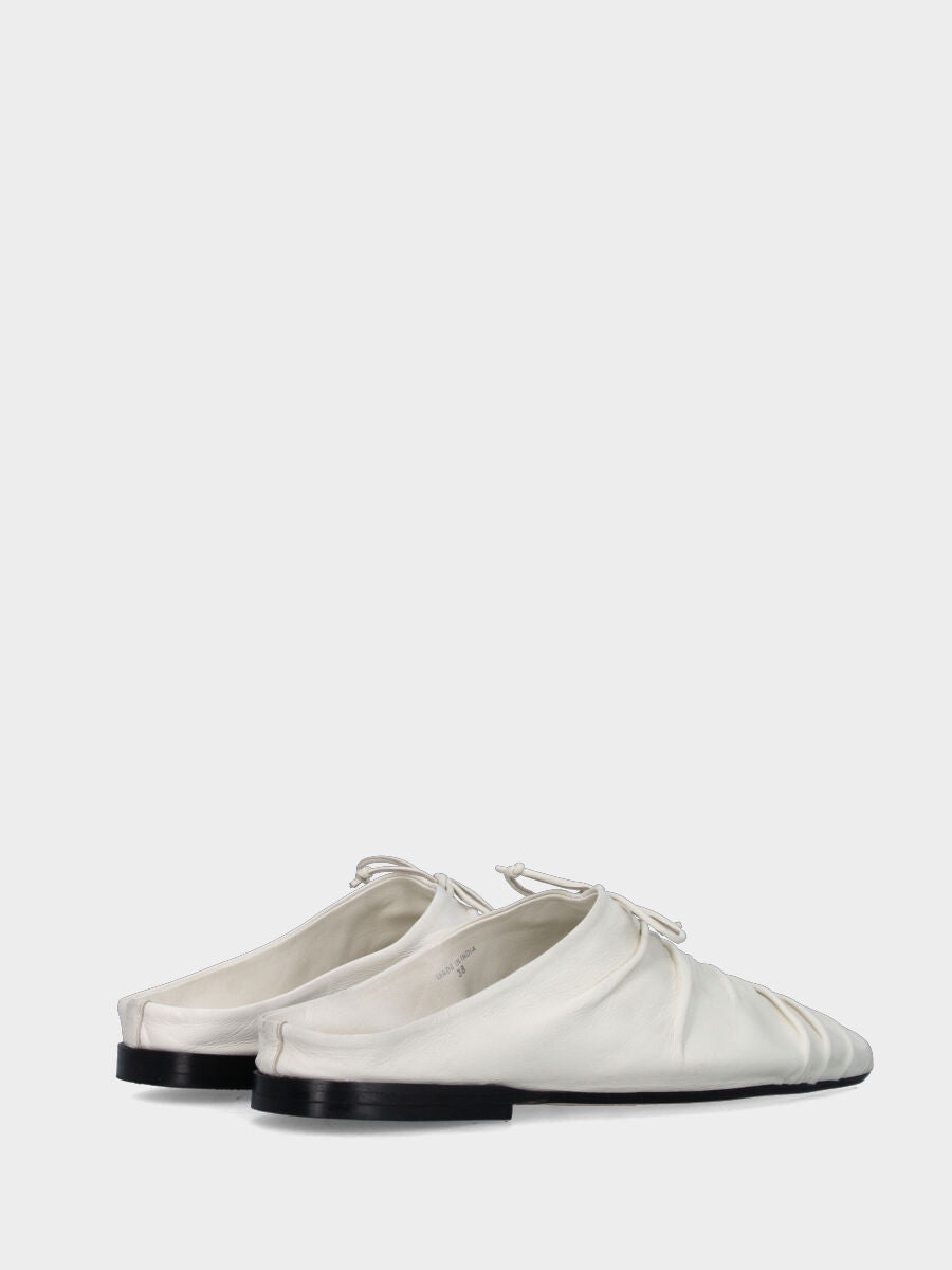 Sabot in nappa bianco latte con fiocchetto e tacco flat