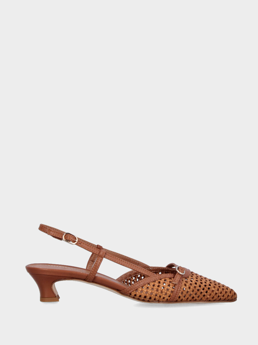 Slingback in rafia color cuoio con cinturino e tacco a coda