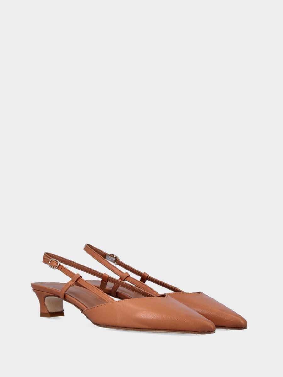 Slingback in nappa color cammello con scollo a V