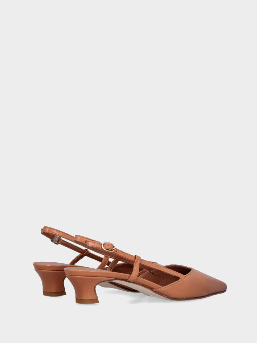 Slingback in nappa color cammello con scollo a V