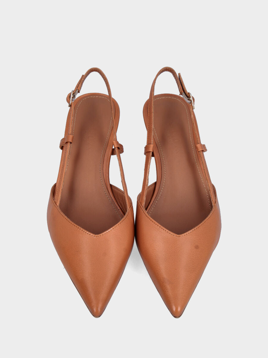 Slingback in nappa color cammello con scollo a V
