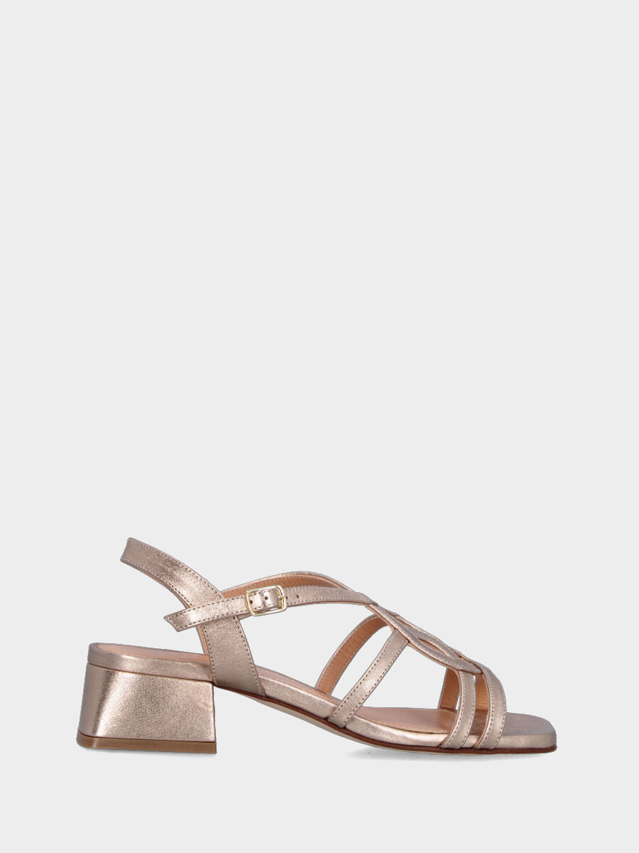 Sandalo in laminato platino con listini a otto e tacco a blocco