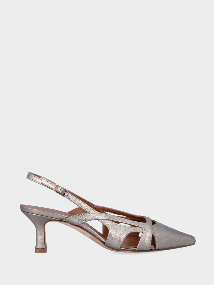 Slingback in laminato platino con tomaia sovrapposta e tacco a calice