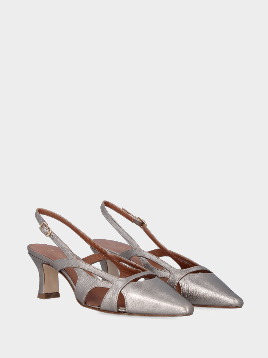 Slingback in laminato platino con tomaia sovrapposta e tacco a calice