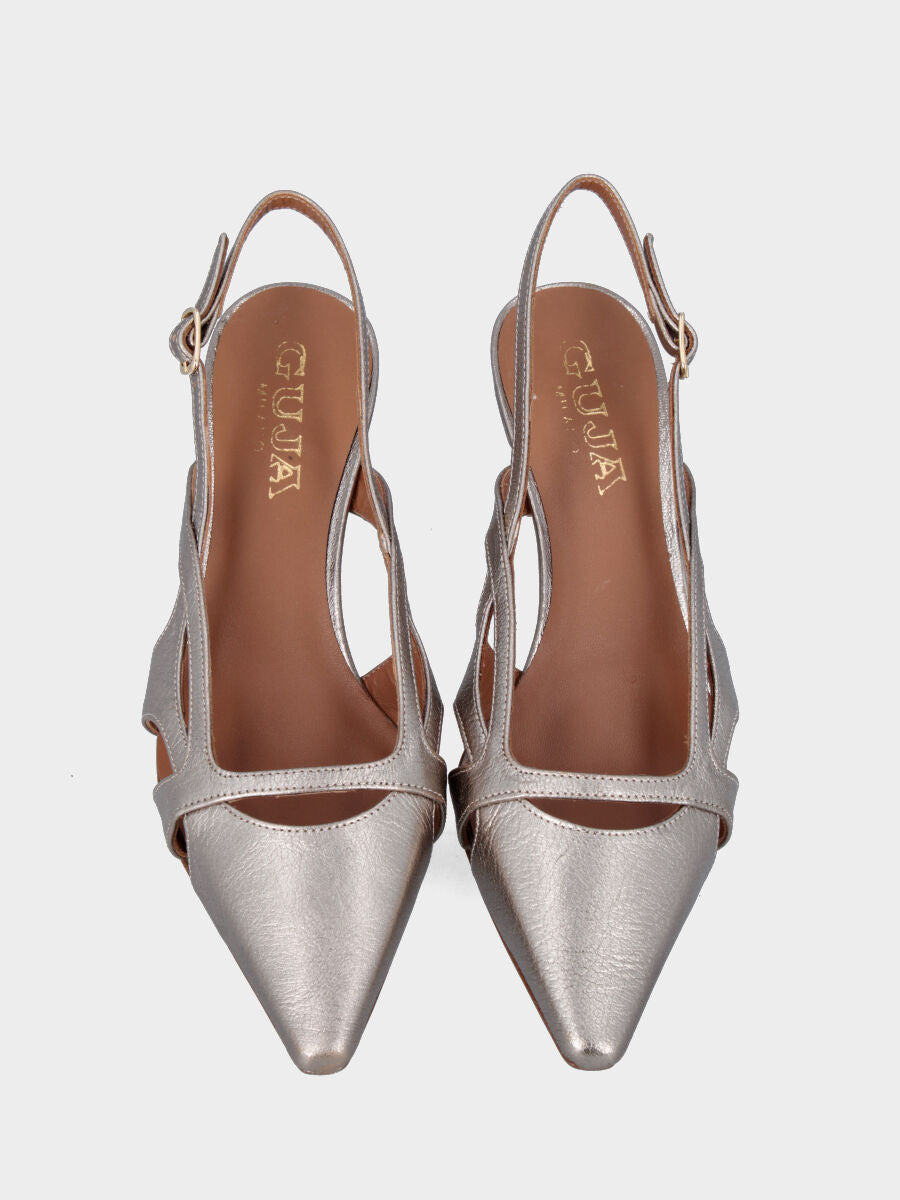 Slingback in laminato platino con tomaia sovrapposta e tacco a calice