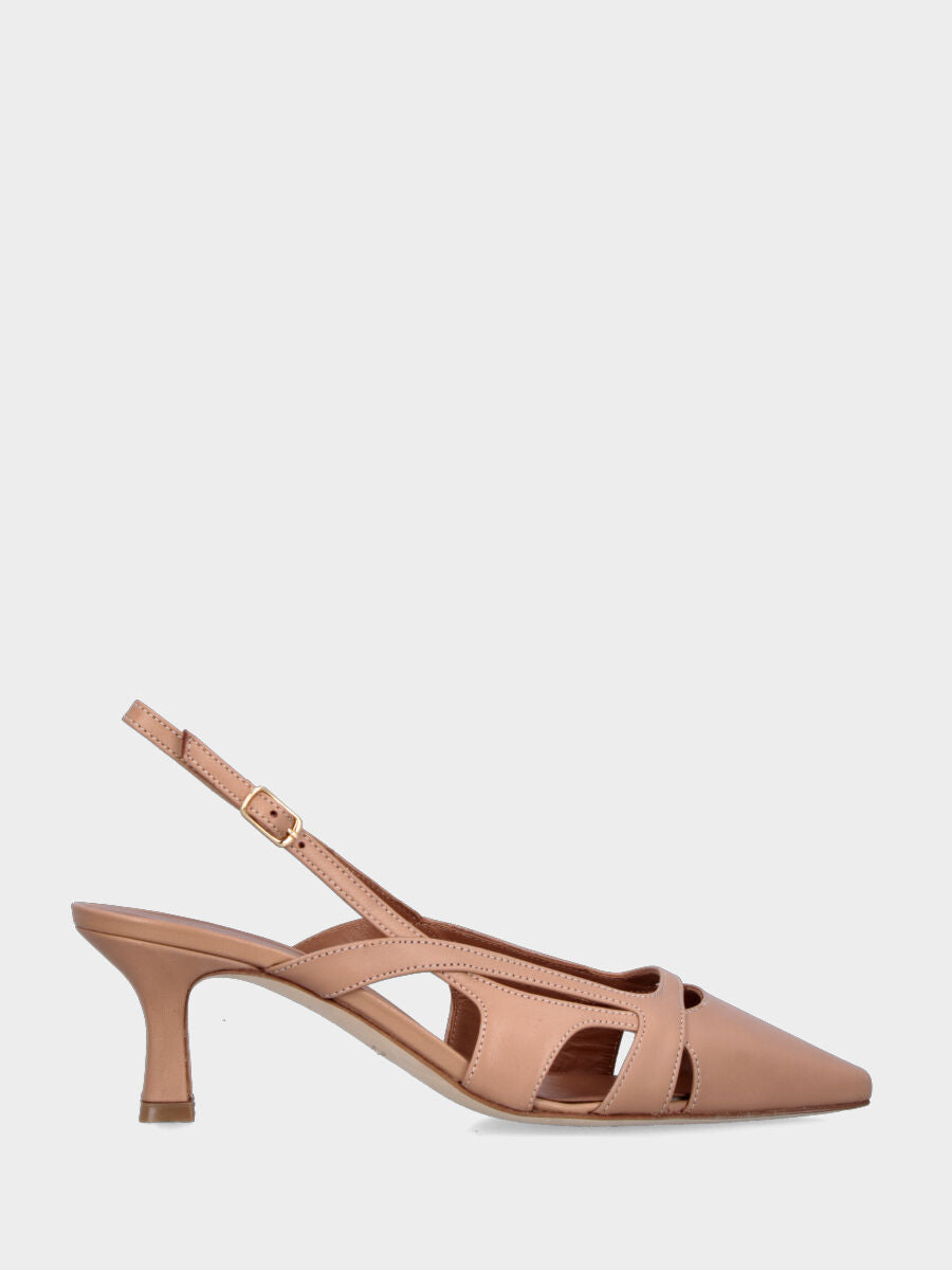 Slingback in nappa beige con tomaia sovrapposta e tacco a calice