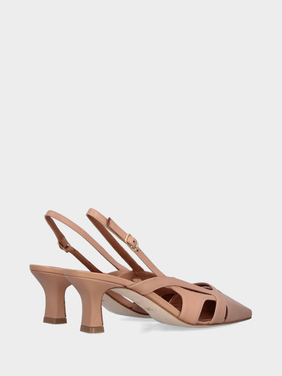 Slingback in nappa beige con tomaia sovrapposta e tacco a calice