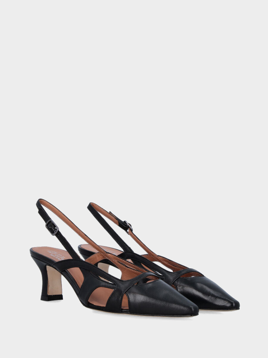 Slingback in nappa nera con tomaia sovrapposta e tacco a calice