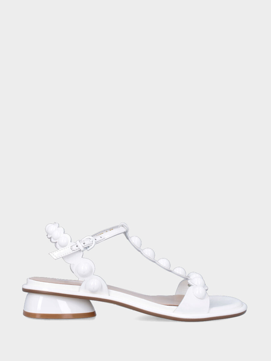 Sandalo in vernice bianca con punta tonda e dettagli a semisfere