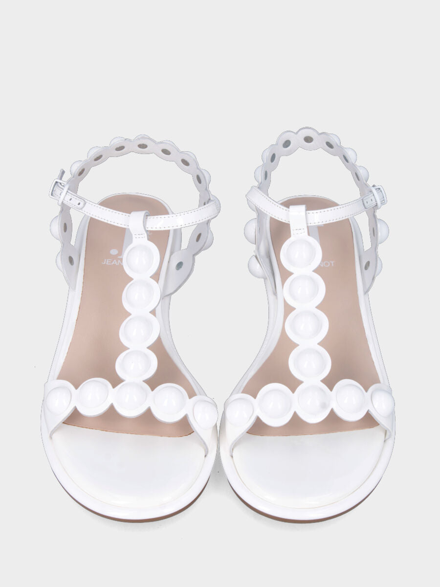 Sandalo in vernice bianca con punta tonda e dettagli a semisfere