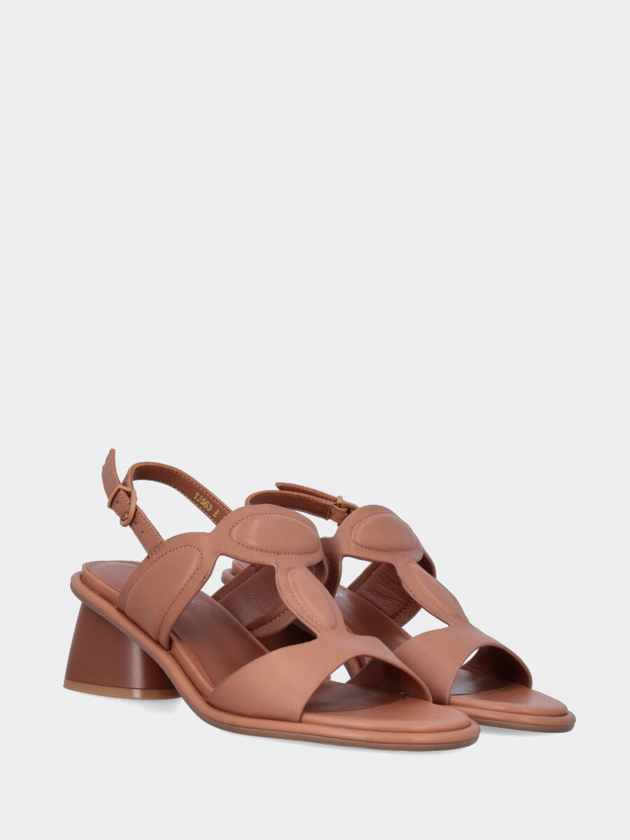 Sandalo in nappa color cuoio con imbottiture ovali e tacco a blocco
