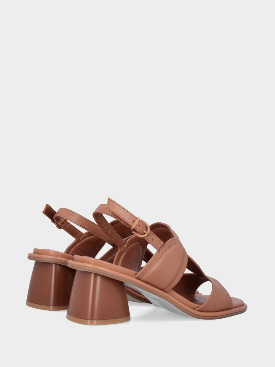 Sandalo in nappa color cuoio con imbottiture ovali e tacco a blocco