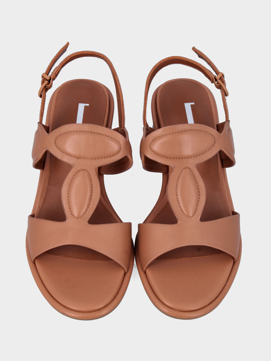 Sandalo in nappa color cuoio con imbottiture ovali e tacco a blocco