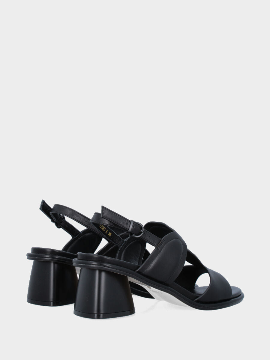 Sandalo in nappa nera con imbottiture ovali e tacco a blocco