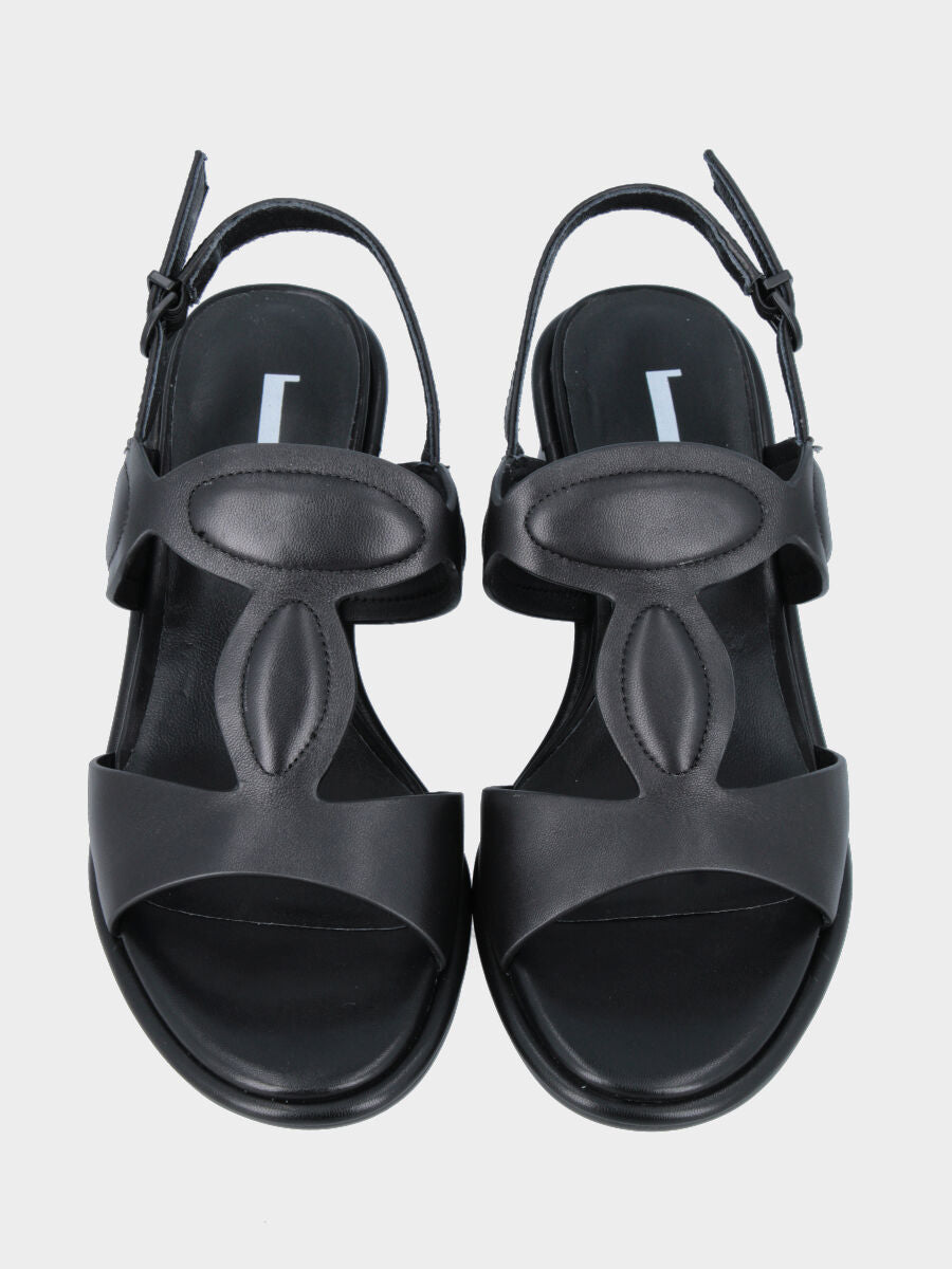 Sandalo in nappa nera con imbottiture ovali e tacco a blocco
