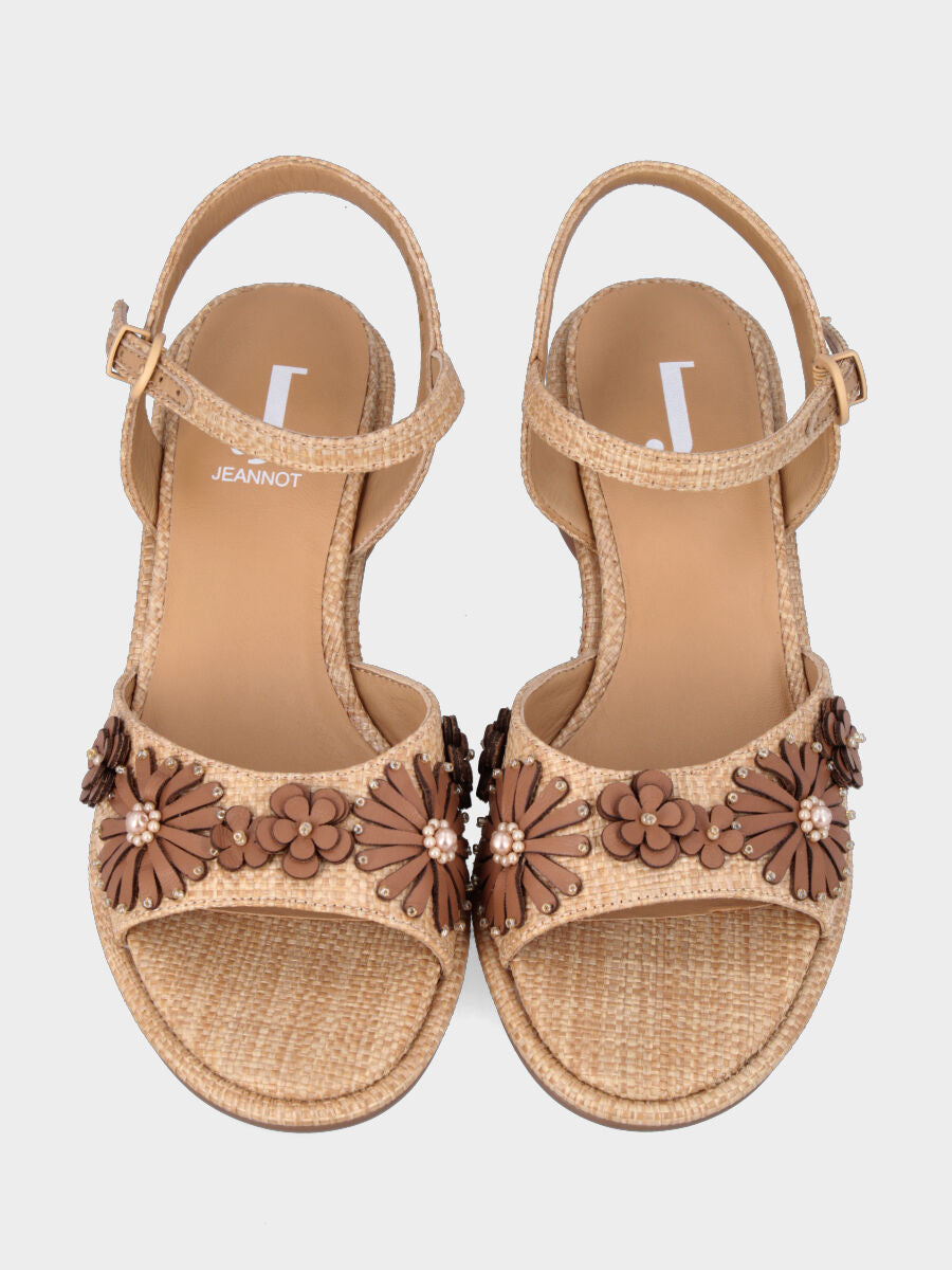 Sandalo in rafia ecrù con applicazioni floreali e tacco a blocco