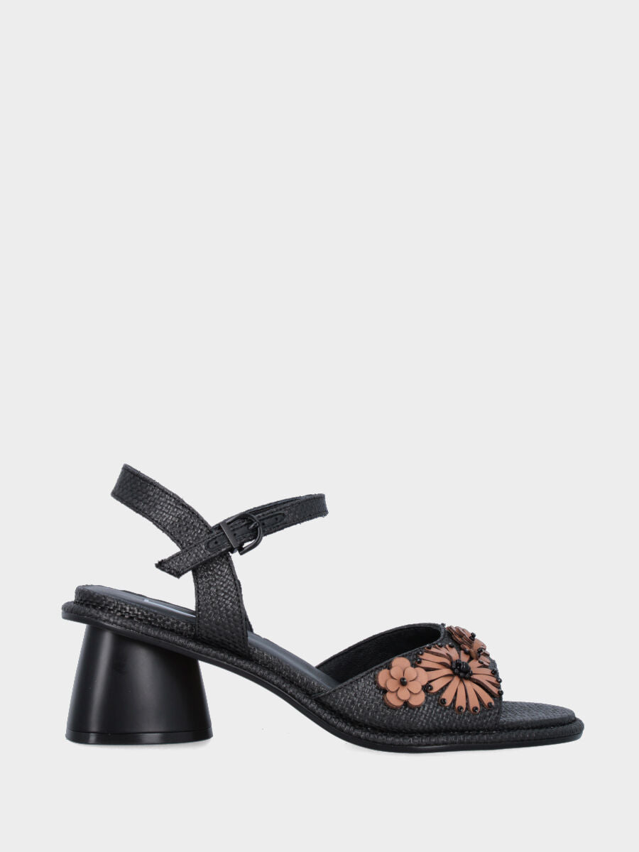 Sandalo in rafia nera con applicazioni floreali e tacco a blocco