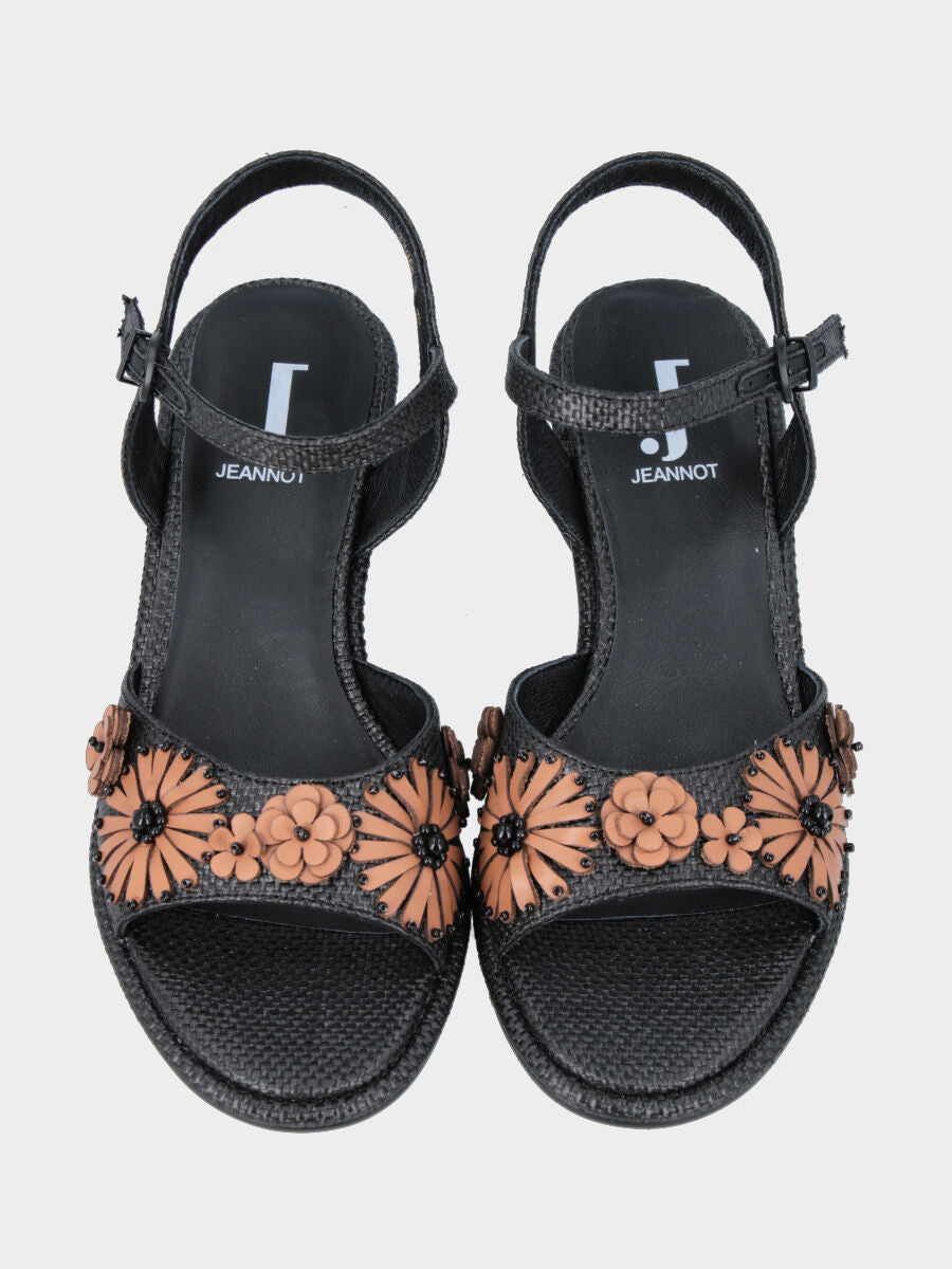Sandalo in rafia nera con applicazioni floreali e tacco a blocco