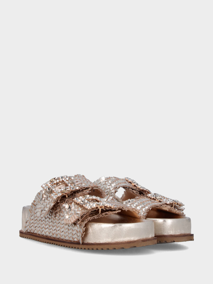 Ciabattone in laminato oro con platform e fibbie gioiello