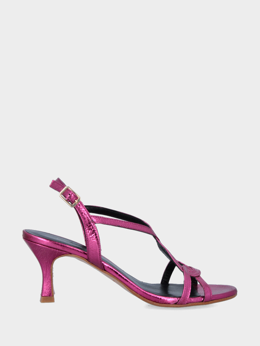 Sandalo in laminato fucsia con listini arcuati e tacco a calice