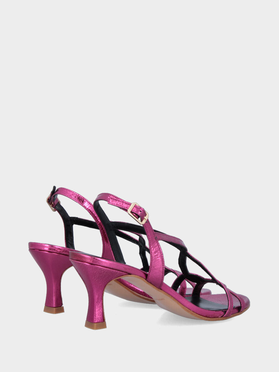 Sandalo in laminato fucsia con listini arcuati e tacco a calice