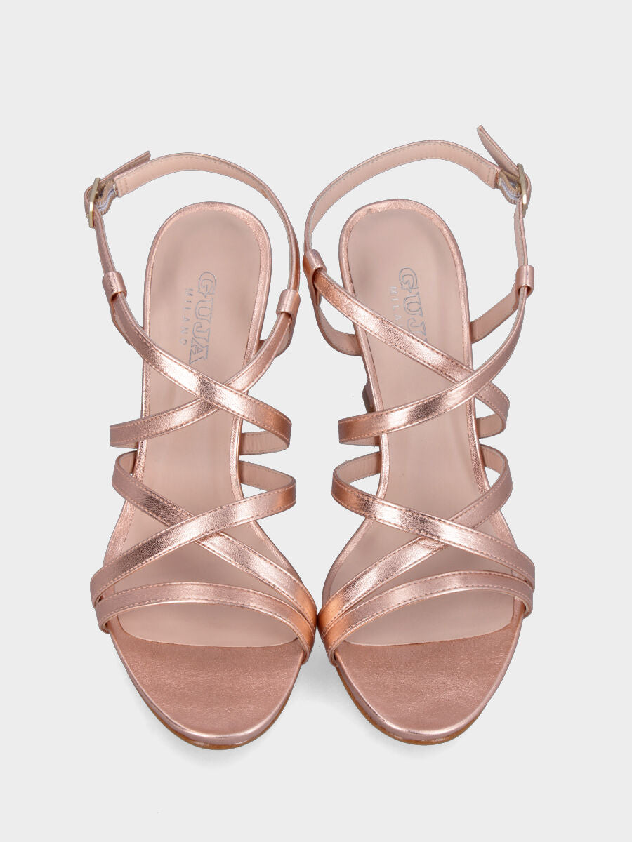 Sandalo in laminato rosa cipria con plateau, listini incrociati e tacco a calice