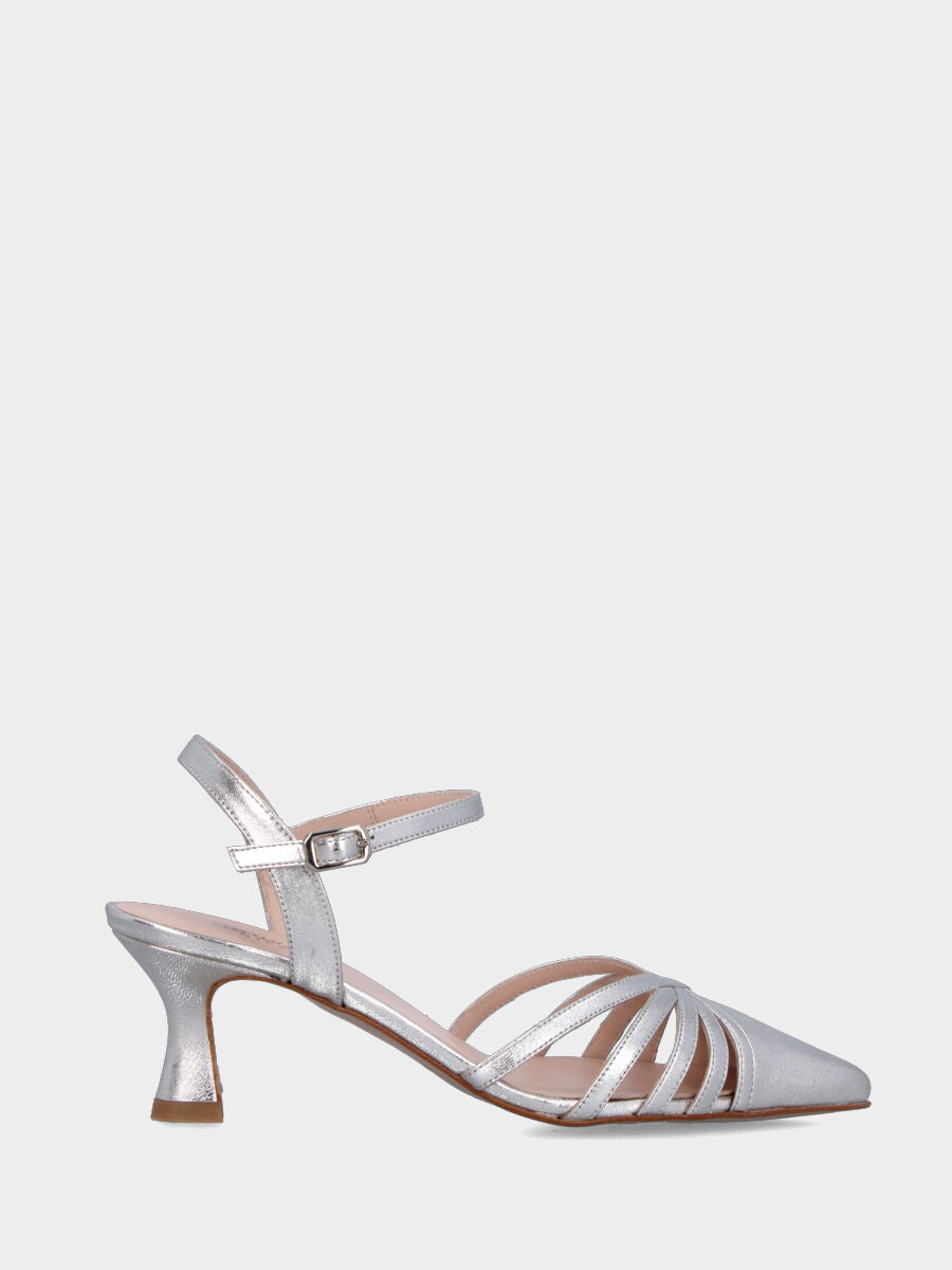 Slingback in laminato argento con cinturini incrociati e tacco a calice