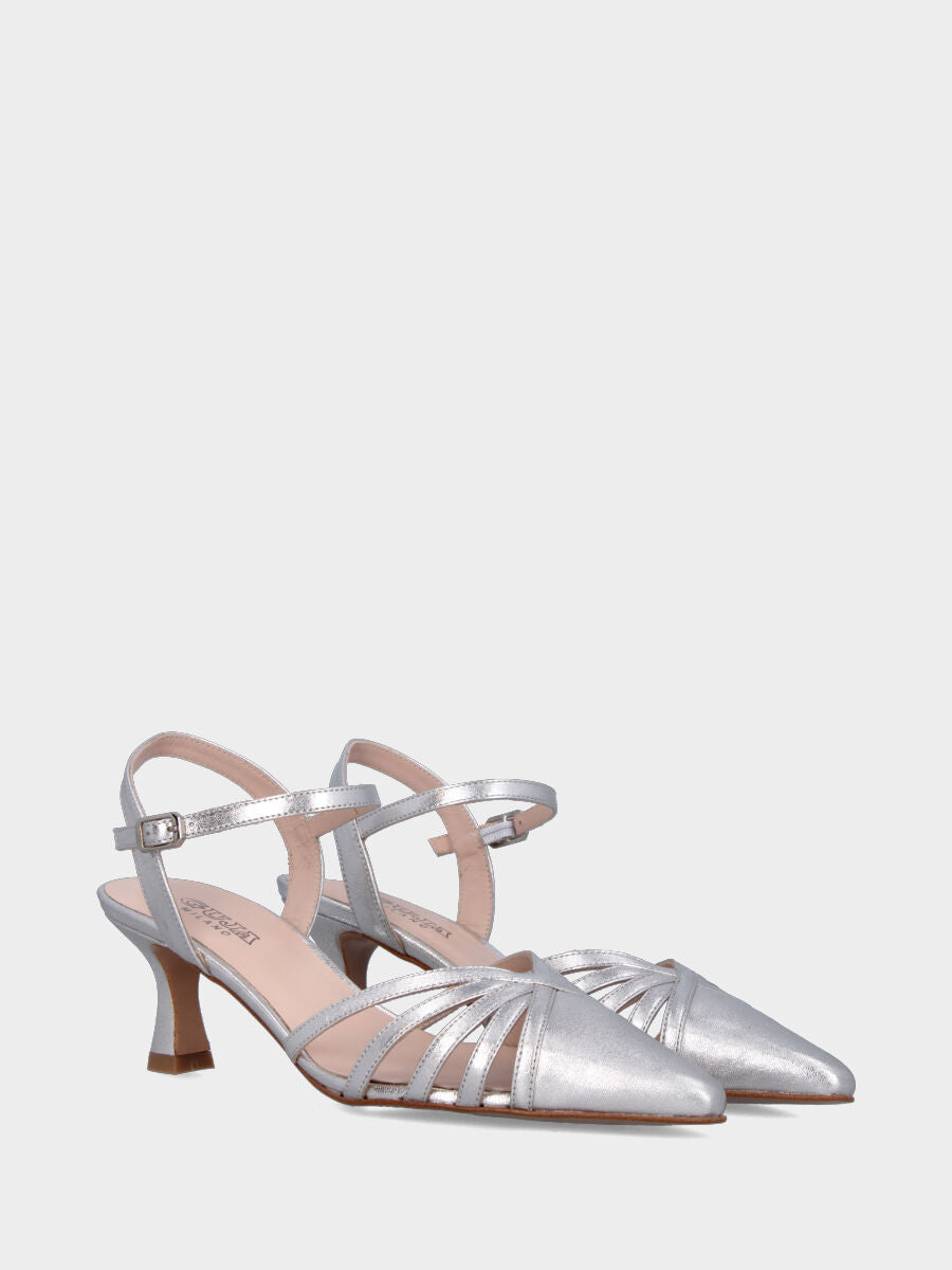 Slingback in laminato argento con cinturini incrociati e tacco a calice