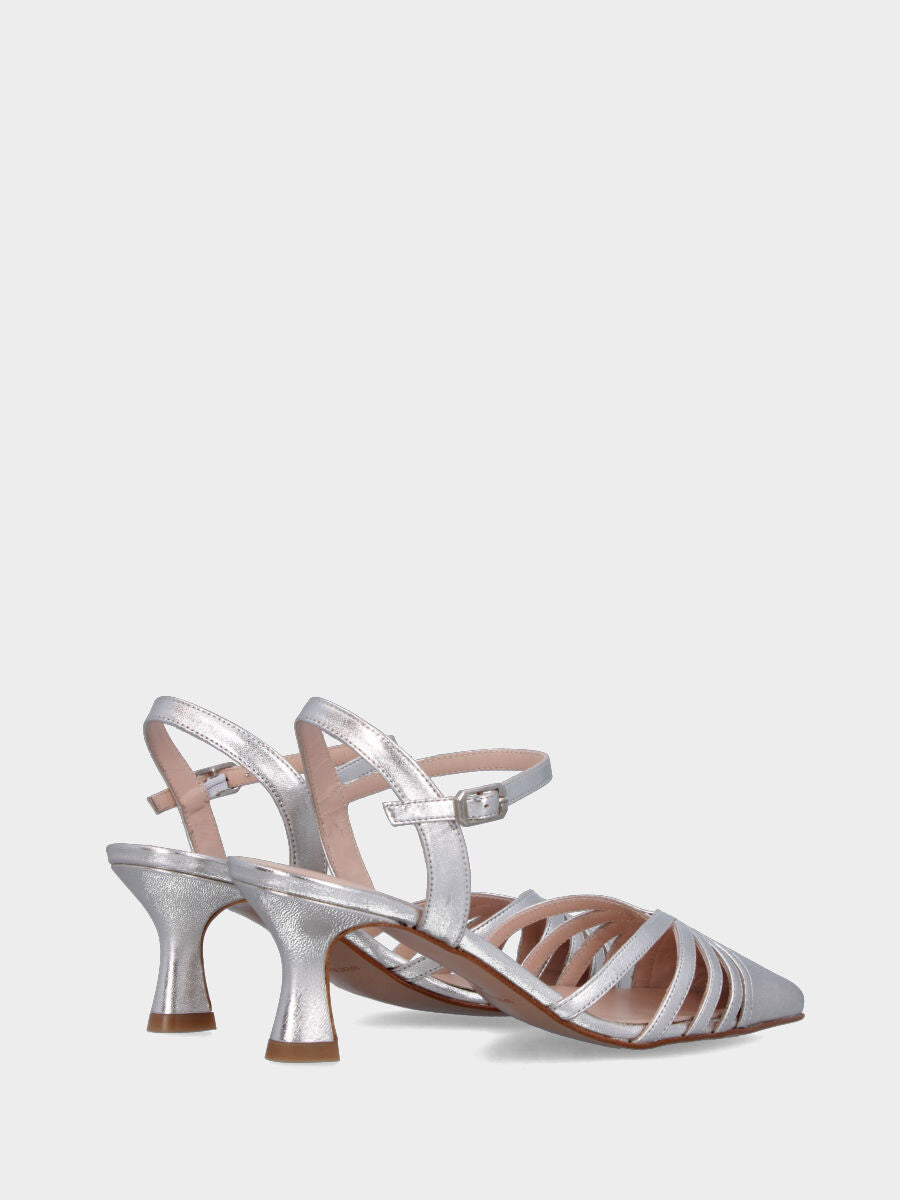 Slingback in laminato argento con cinturini incrociati e tacco a calice