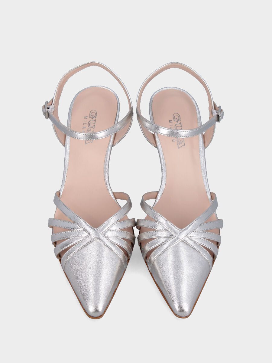 Slingback in laminato argento con cinturini incrociati e tacco a calice