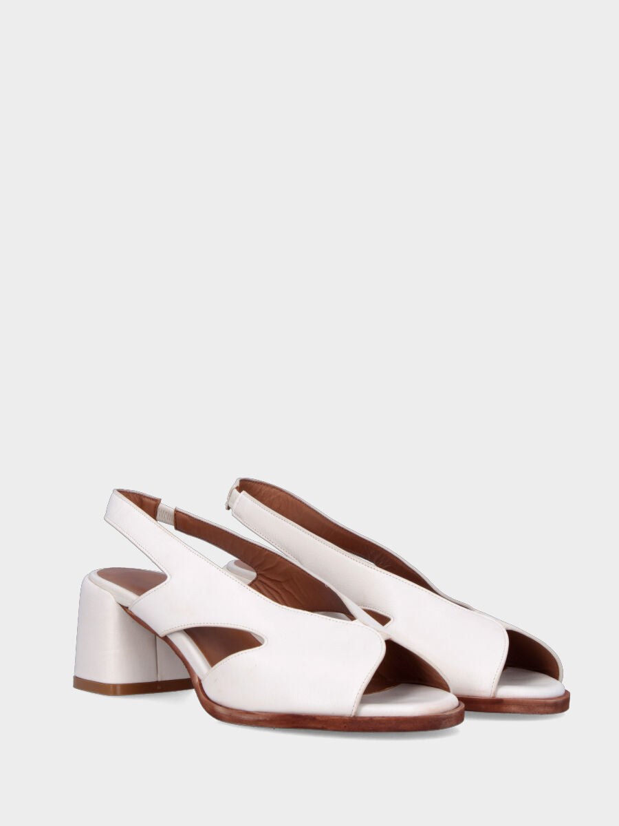 Sandalo in capra bianco latte con fasce forate e tacco a blocco