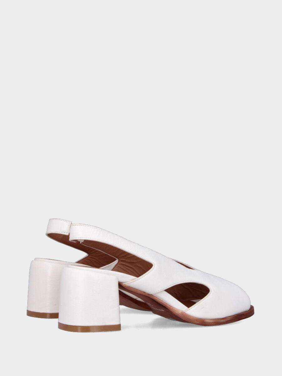 Sandalo in capra bianco latte con fasce forate e tacco a blocco