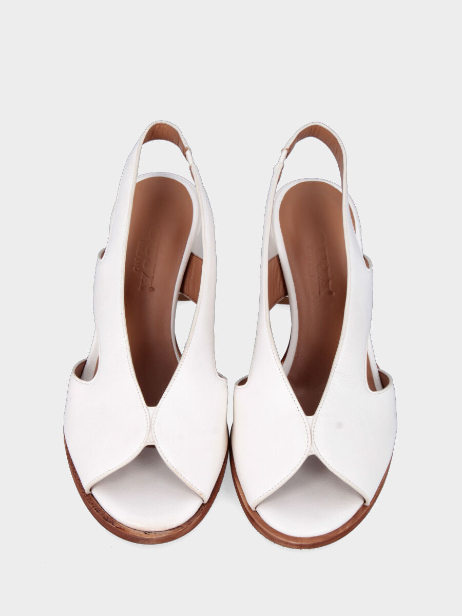 Sandalo in capra bianco latte con fasce forate e tacco a blocco