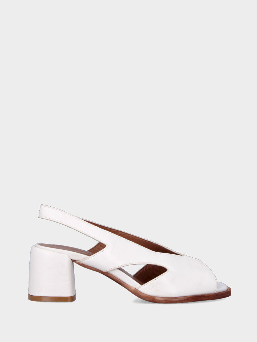 Sandalo in capra bianco latte con fasce forate e tacco a blocco