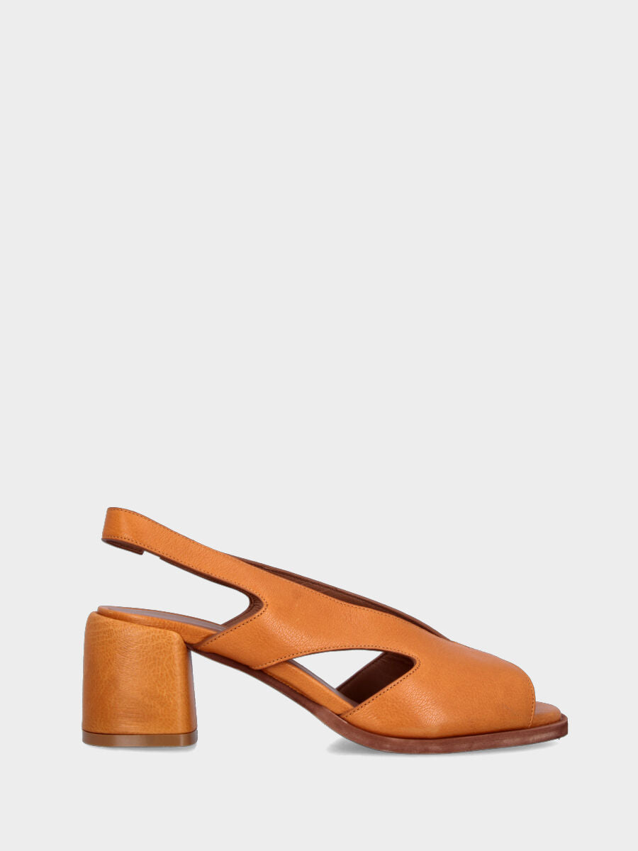 Sandalo in capra ocra con fasce forate e tacco a blocco