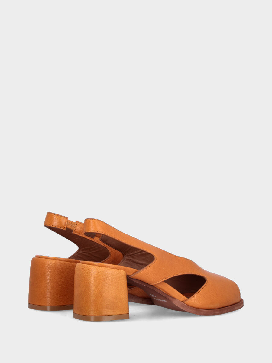 Sandalo in capra ocra con fasce forate e tacco a blocco