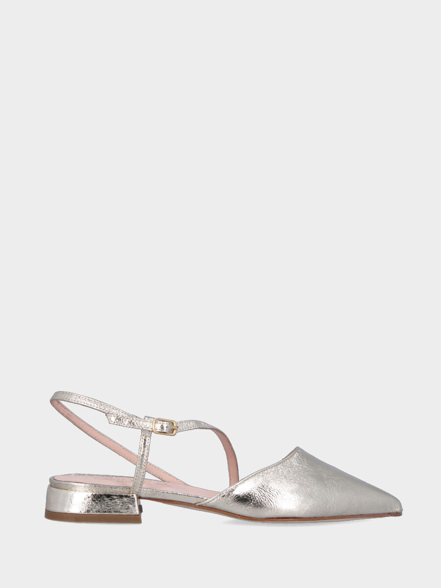 Slingback in laminato platino con cinturino trasversale