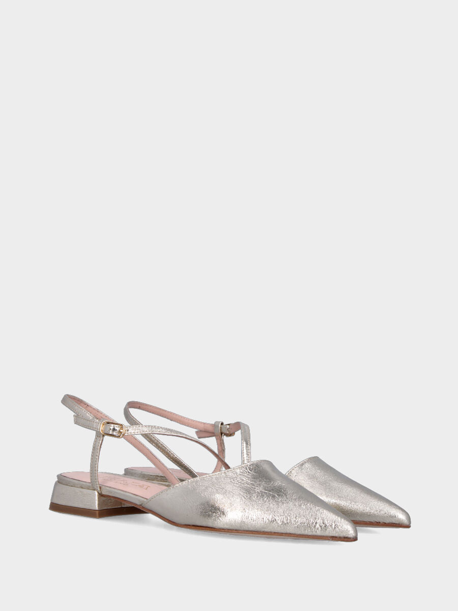 Slingback in laminato platino con cinturino trasversale