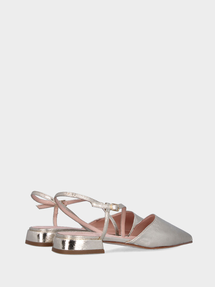 Slingback in laminato platino con cinturino trasversale