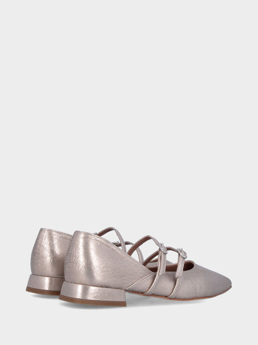 Décolleté in laminato platino con cinturini a cristalli e tacco basso