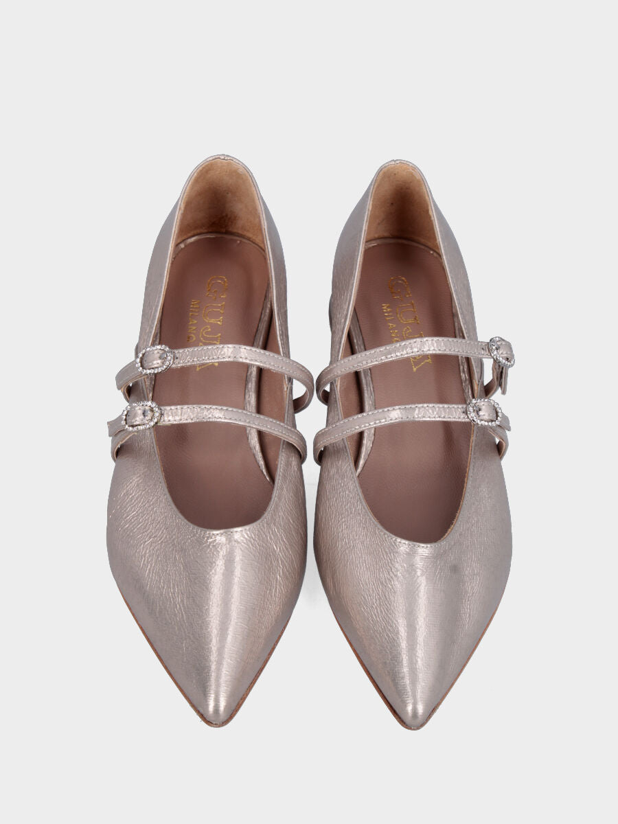 Décolleté in laminato platino con cinturini a cristalli e tacco basso