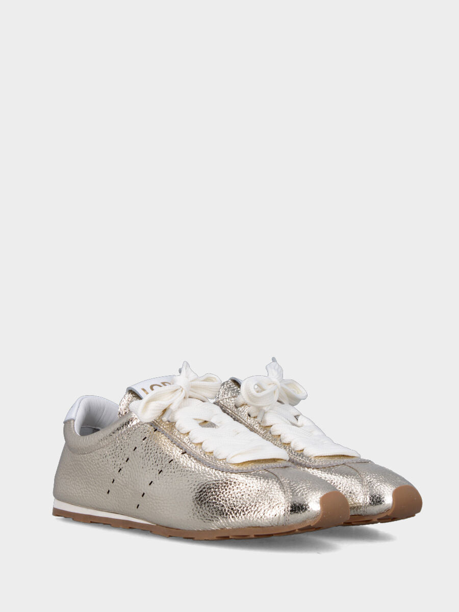 Sneaker in laminato platino con toppone bianco e zeppa