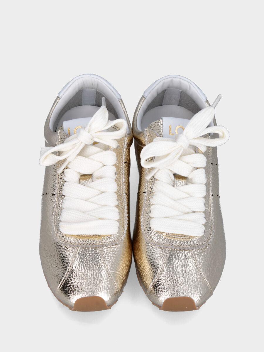 Sneaker in laminato platino con toppone bianco e zeppa