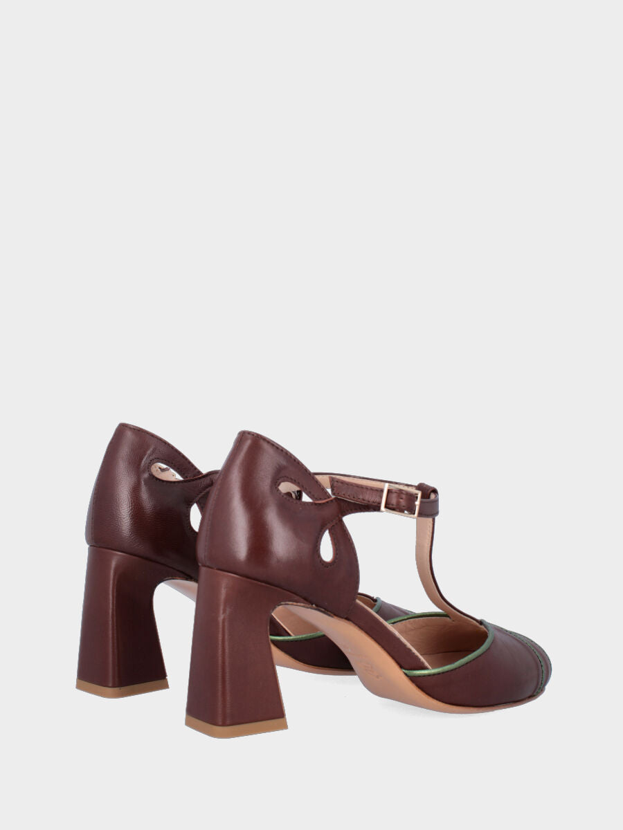 Décolleté T-bar in nappa marrone con profili a spicchi e tacco largo