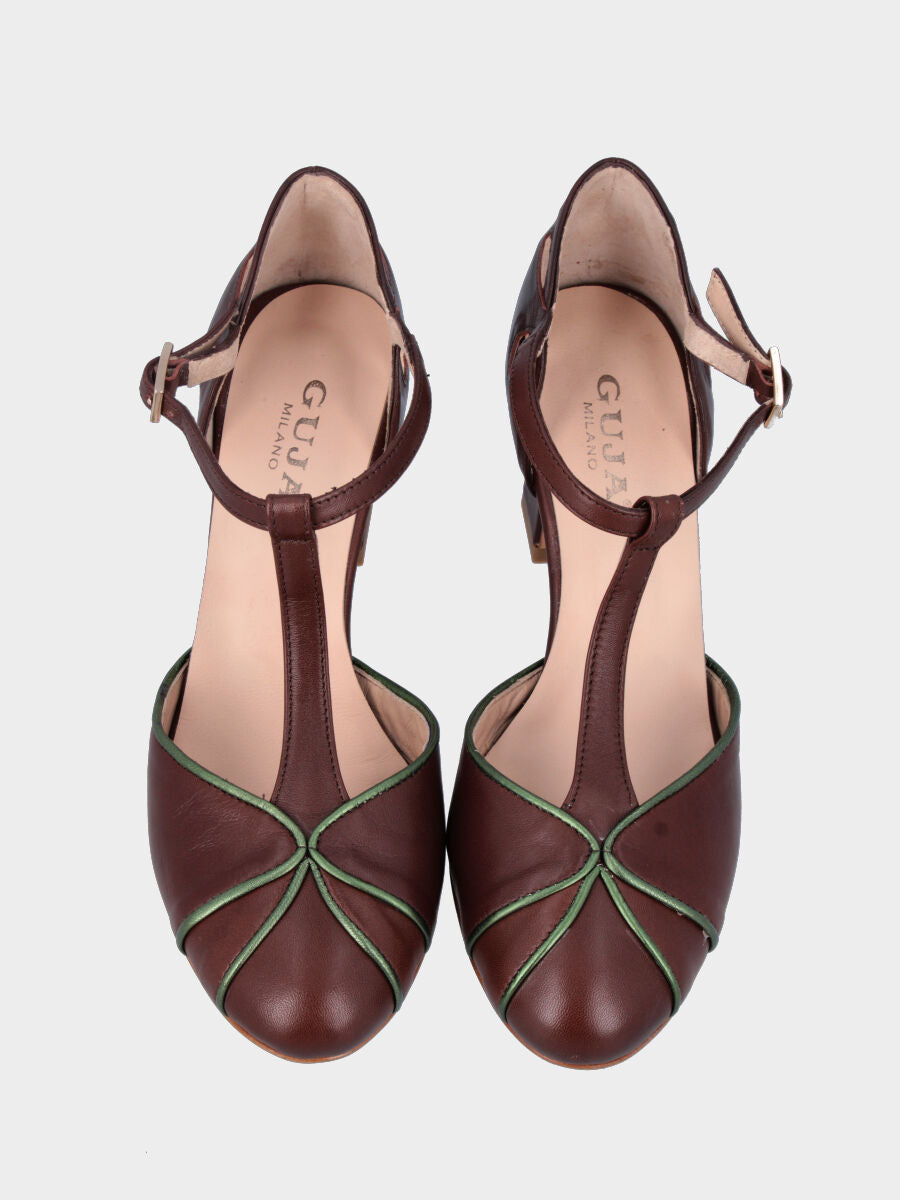 Décolleté T-bar in nappa marrone con profili a spicchi e tacco largo